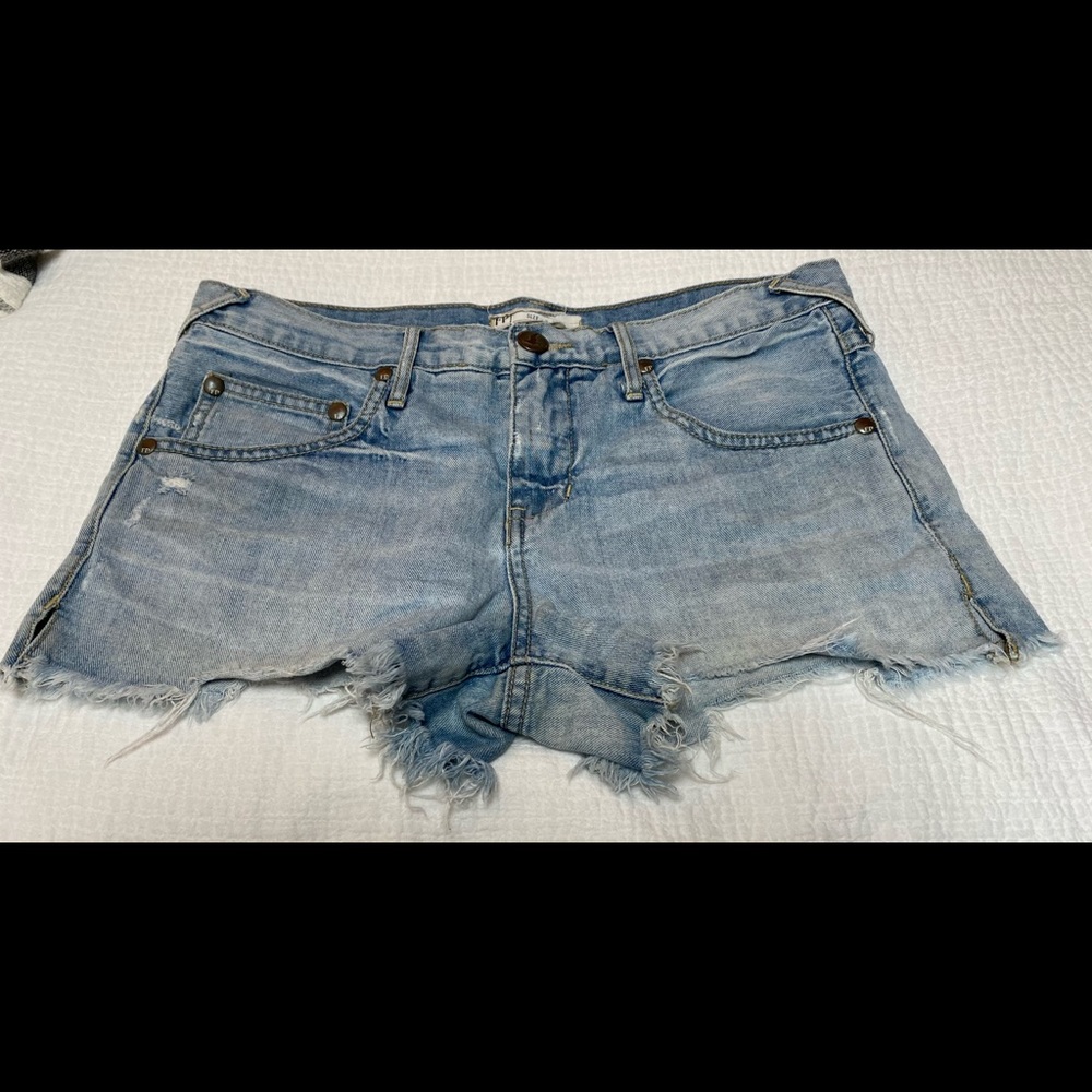 Free People Raw Hem distressed Jean shorts Size 27 - Picture 4 of 12